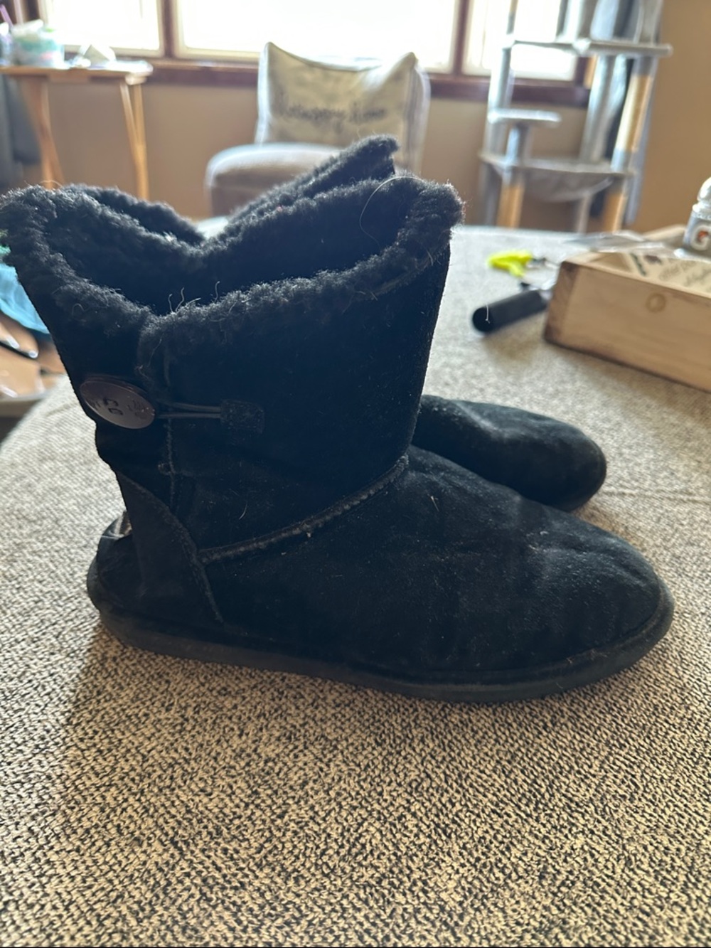BearPaw Women's Black Shearling Button-Accent Slip-On Slippers